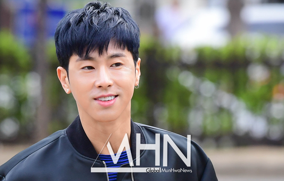 [MHN포토] 유노윤호 개성 넘치는 블루블랙 컬러헤어