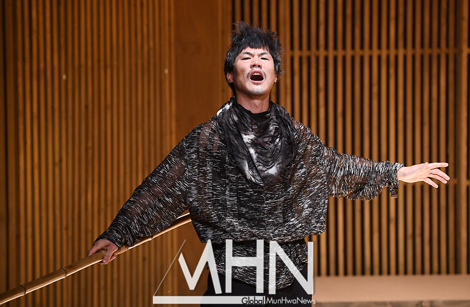 [MHN포토] 칼집 속에 아버지 강인성 강인한 무사!
