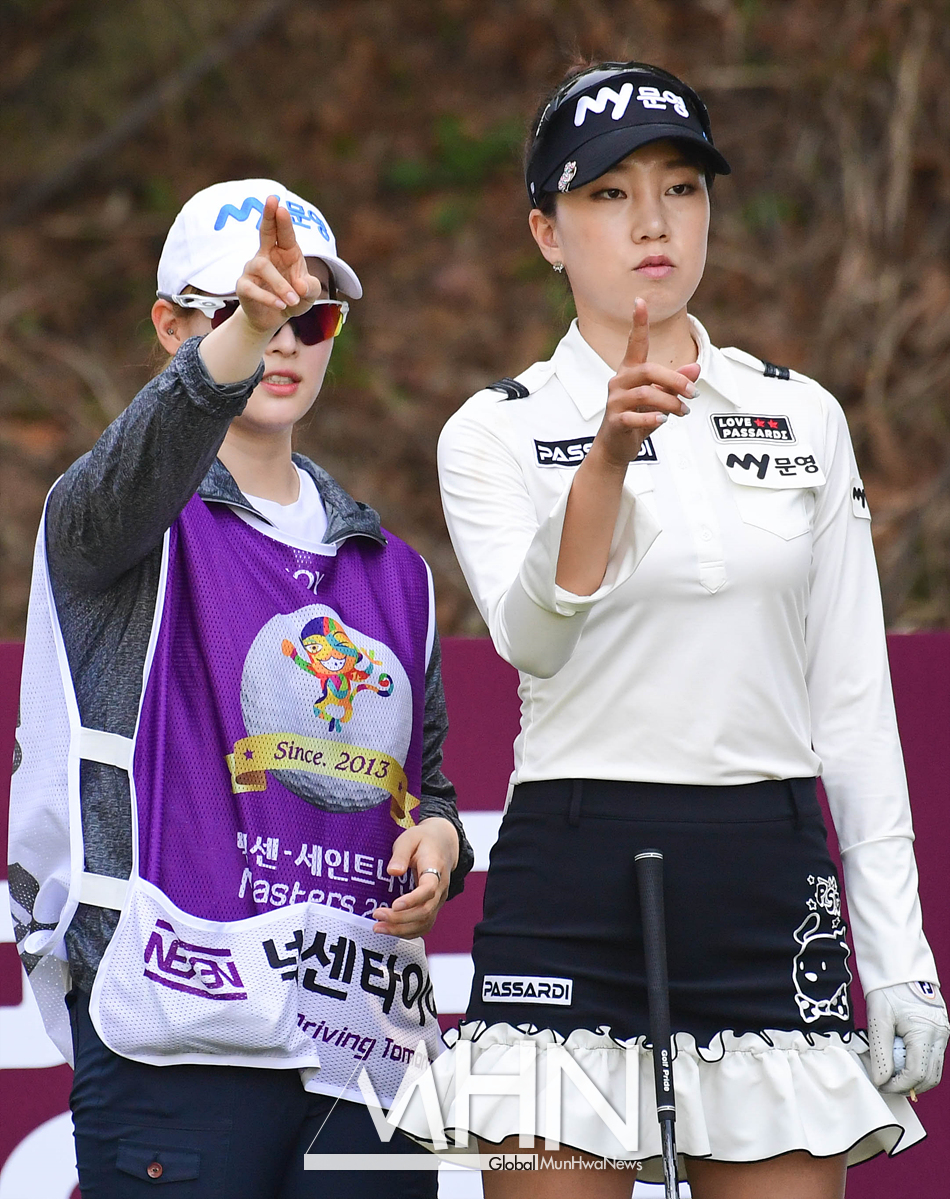 [MHN포토] 황율린 귀여운 미모의 캐디와 함께 코스 공략중
