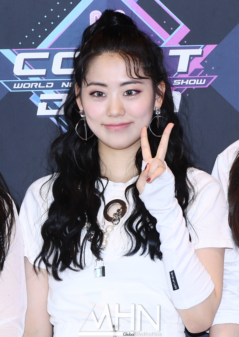 [MHN포토] 위키미키 루아 귀엽게 브이(엠카)