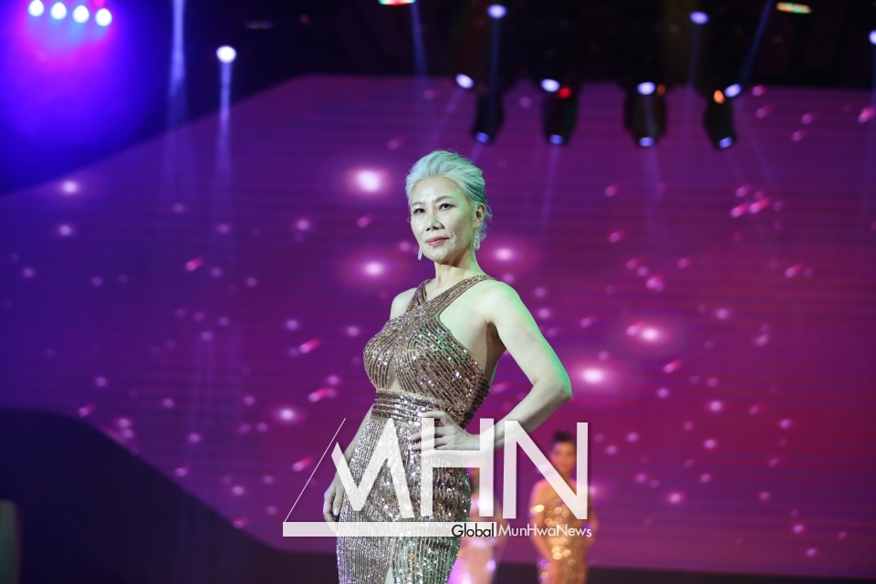 [MHN포토] 시니어모델 에루화 중년 여성 아이콘 (박지윤 디자이너& EMA 드레스 패션쇼)