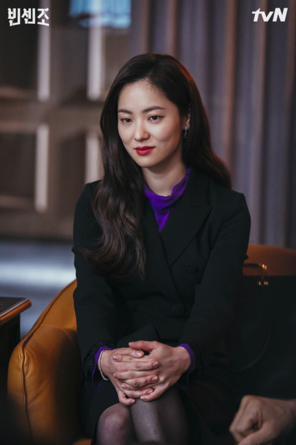 빈센조 전여빈, 매력적인 오피스룩 탐구...수트부터 원피스까지