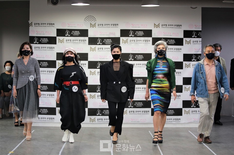 [포토] 시니어모델들 그들의 파워 워킹 (글로벌케이 한복모델 선발대회)