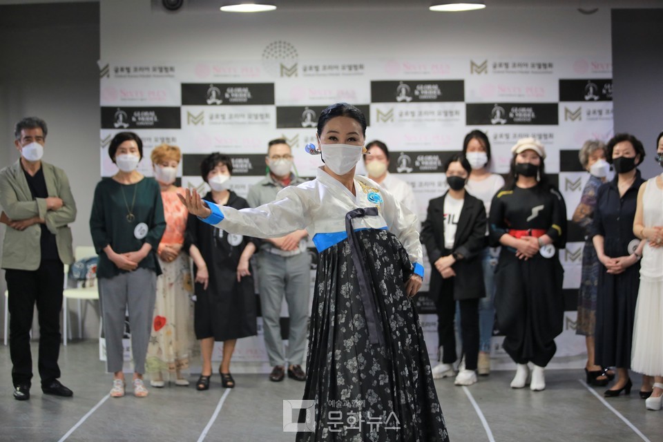 [포토] 시니어모델 김환희 한복모델의 워킹 (글로벌케이 한복모델 선발대회)