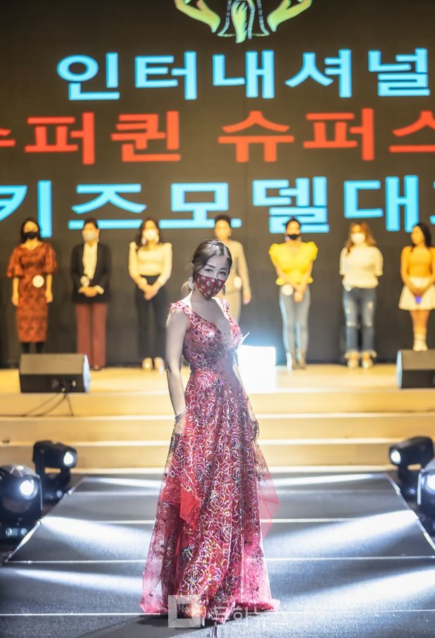 [포토] 양근희 YK컴퍼니 대표 슈퍼퀸 화이팅 (제7회 슈퍼퀸 광고패션모델) 