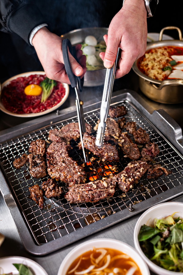 유튜버 흥삼이네, 우정소갈비 매장서 고기 먹방 선보여