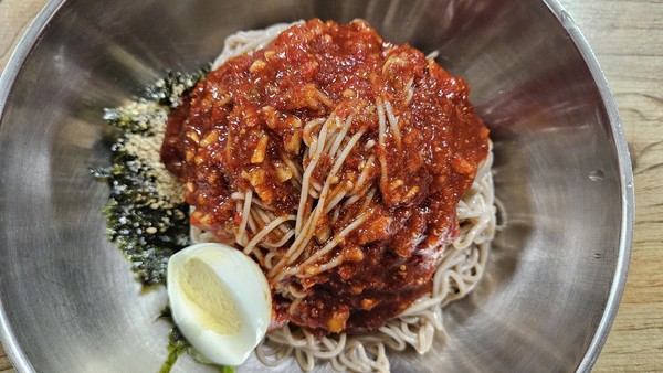 청춘양구 착한  막국수 육수와 면이 서로 선을 넘지 않는 맛.