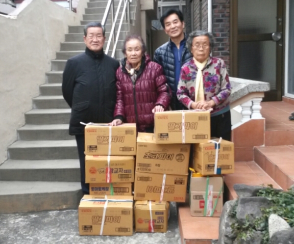 마산 참사랑봉사회 권영수·김정자 부부 위문품 전달