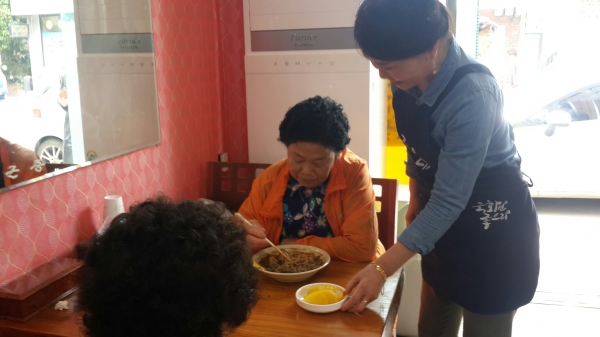 하동 옥종면 동해반점 어르신에 짜장면 대접