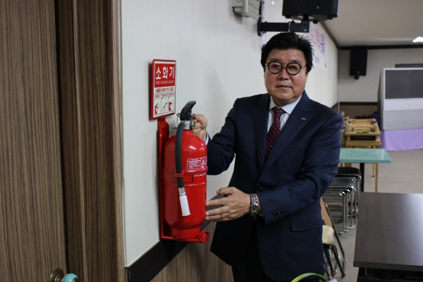 삼흥열처리 주보원 회장 밀양전통시장 소화기 기증