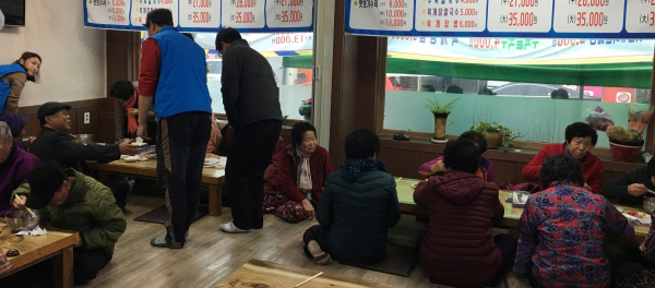 진주밀면 어르신 무료식사 제공