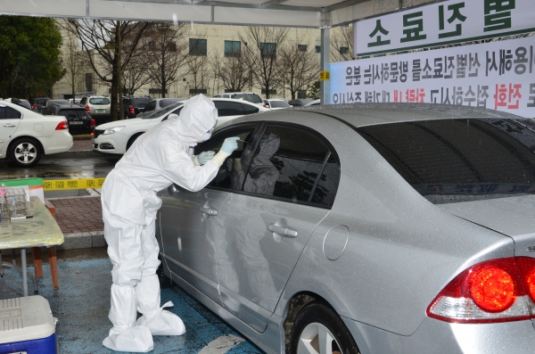 빗속에도 이뤄지는 드라이브 스루 검사