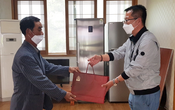밀양 블루모터스 강태경 대표, 고향 어르신들에 홍삼 선물