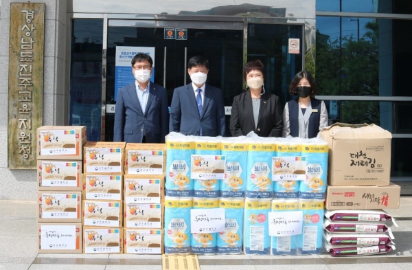 진주세무서, 추석 맞이 학생 지원 물품 기증