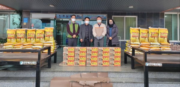 탑마트 진주점 나누리노인통합지원센터에 성품 기탁
