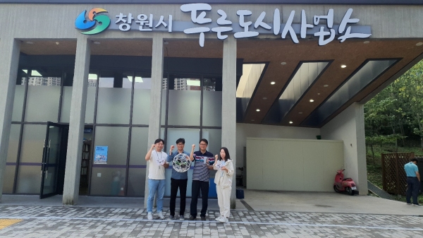 창원시 정익송 팀장, 드론 재능기부로 세계 최초 도전