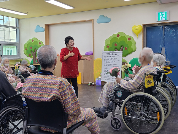 거창군립노인요양병원 하하호호 웃음치료 프로그램으로 긍정 에너지 선사