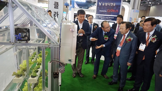 [포토뉴스] 유양디앤유, 국제광융합엑스포 2019에서 스마트팜 데모…양방향 가시광 무선통신기술 소개