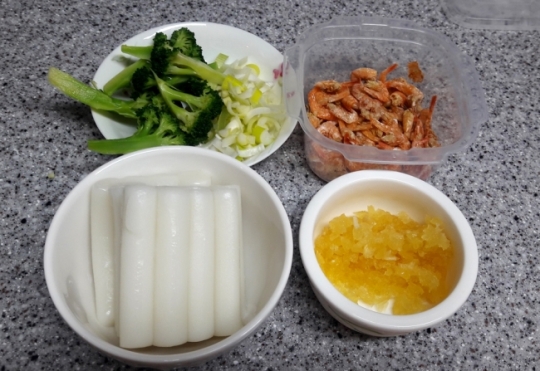 [리얼푸드][혼밥남녀 푸드톡!]<29>고추장 없이도 맛 좋은 ‘알리오올리오 떡볶이’
