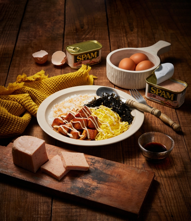 [리얼푸드]  ‘닭가슴살 스팸 덮밥에 사과 떡볶이’…스쿨푸드, 이색 신메뉴 3종 선봬