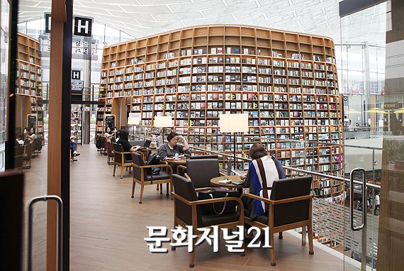 [MJ포토] 별마당 도서관에서 즐기는 편의점 ‘emart24’