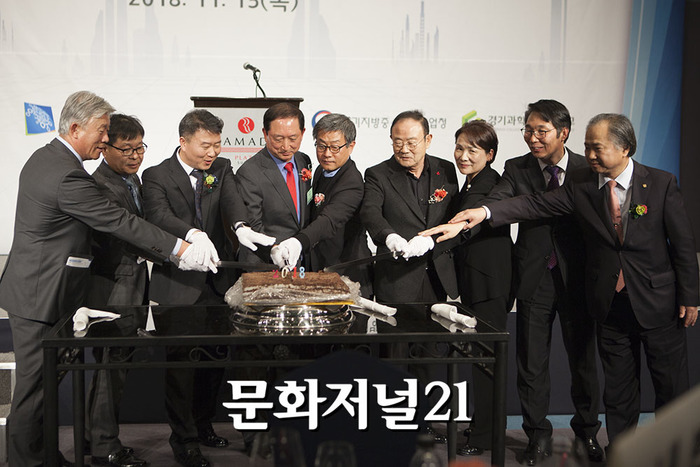 [MJ포토] 2018년 경기중소기업인의날, 떡케익 커팅하는 내빈들