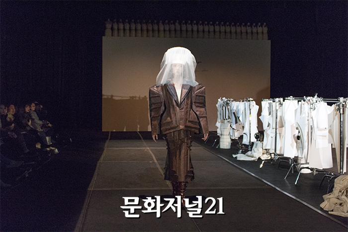 [MJ포토] 서울종합예술실용학교 졸업展, 눈길 끄는 ‘직각패션’