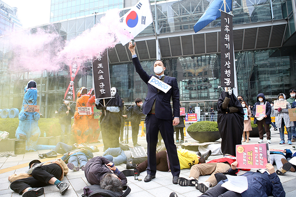 포스코 주총장에 터진 연막탄