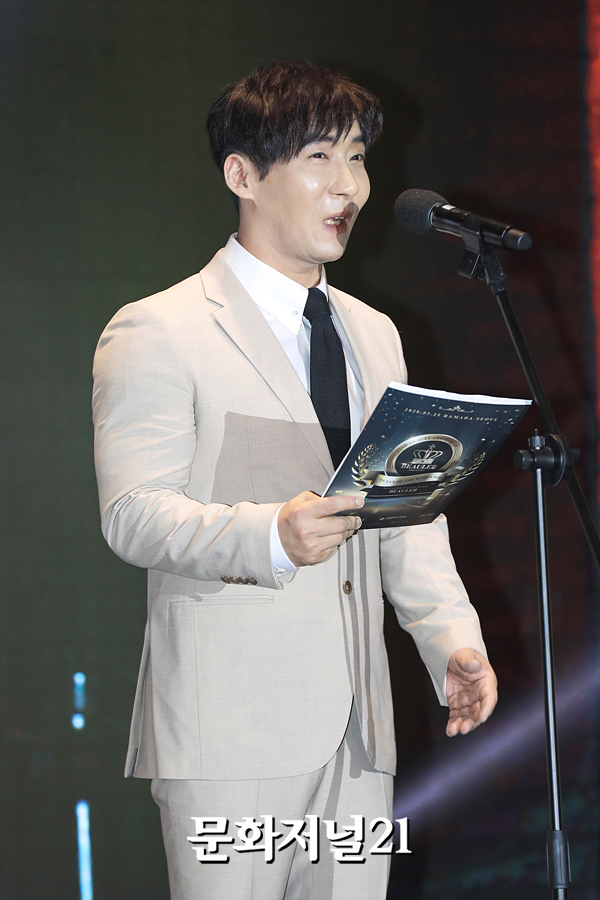 [MJ포토] 스타 뷰티크리에이터, 인사말 전하는 우인식 대표