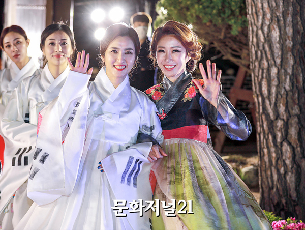 [MJ포토] 사랑해요대한민국 시니어모델 서정-김윤정, 여러분 안녕~