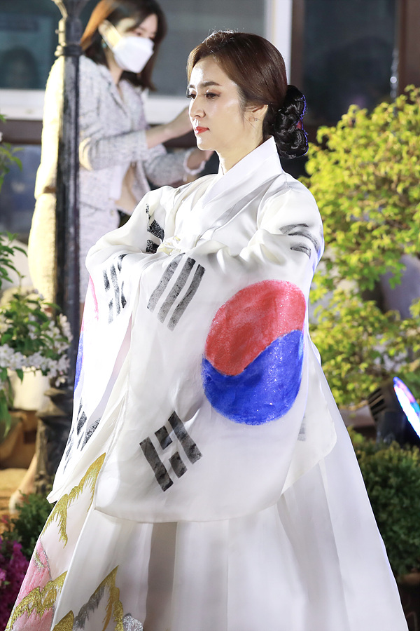 [MJ포토] 사랑해요대한민국 시니어 모델 서정, 단아한 발걸음