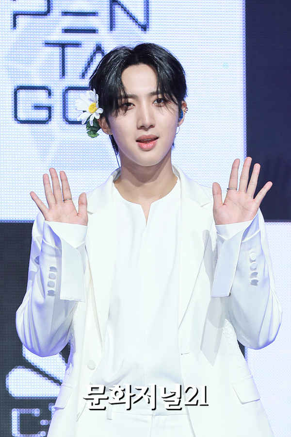 [MJ포토] 펜타곤 후이, 때로는 부드러운 리더