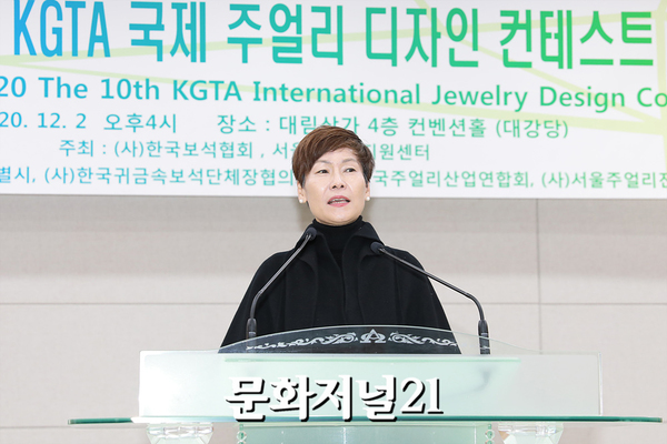 [MJ포토] 심사평 전하는 이정순 (사)한국보석협회 디자인분과위원장