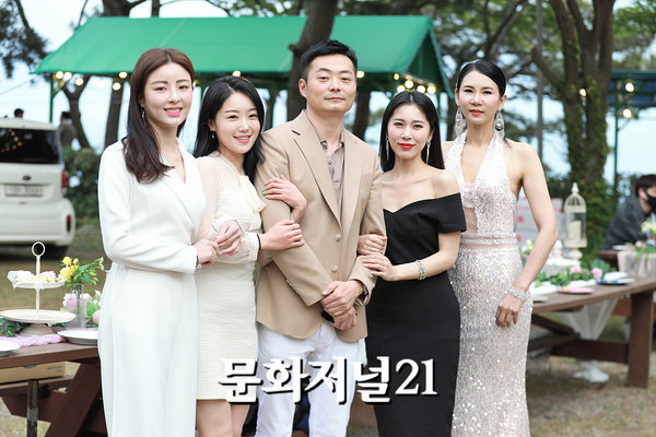 [MJ포토] 나레스트엔터테인먼트 박서준 대표, 미녀들과 함께