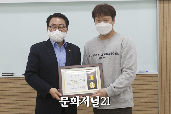 [MJ포토] 정진석 진엔지니어링 대표, 광명시의회 의장 표창 수상