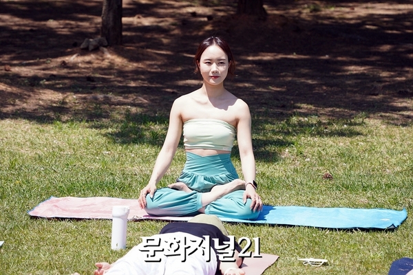 [MJ포토] 시작해-요가 클래스 진행하는 한연지 강사
