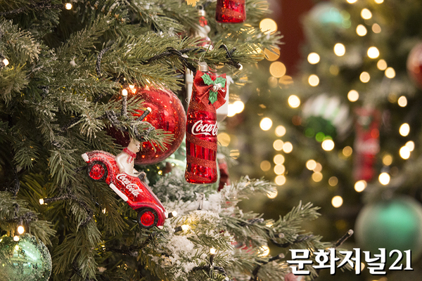 [MJ포토] 화려한 코카콜라 오너먼트