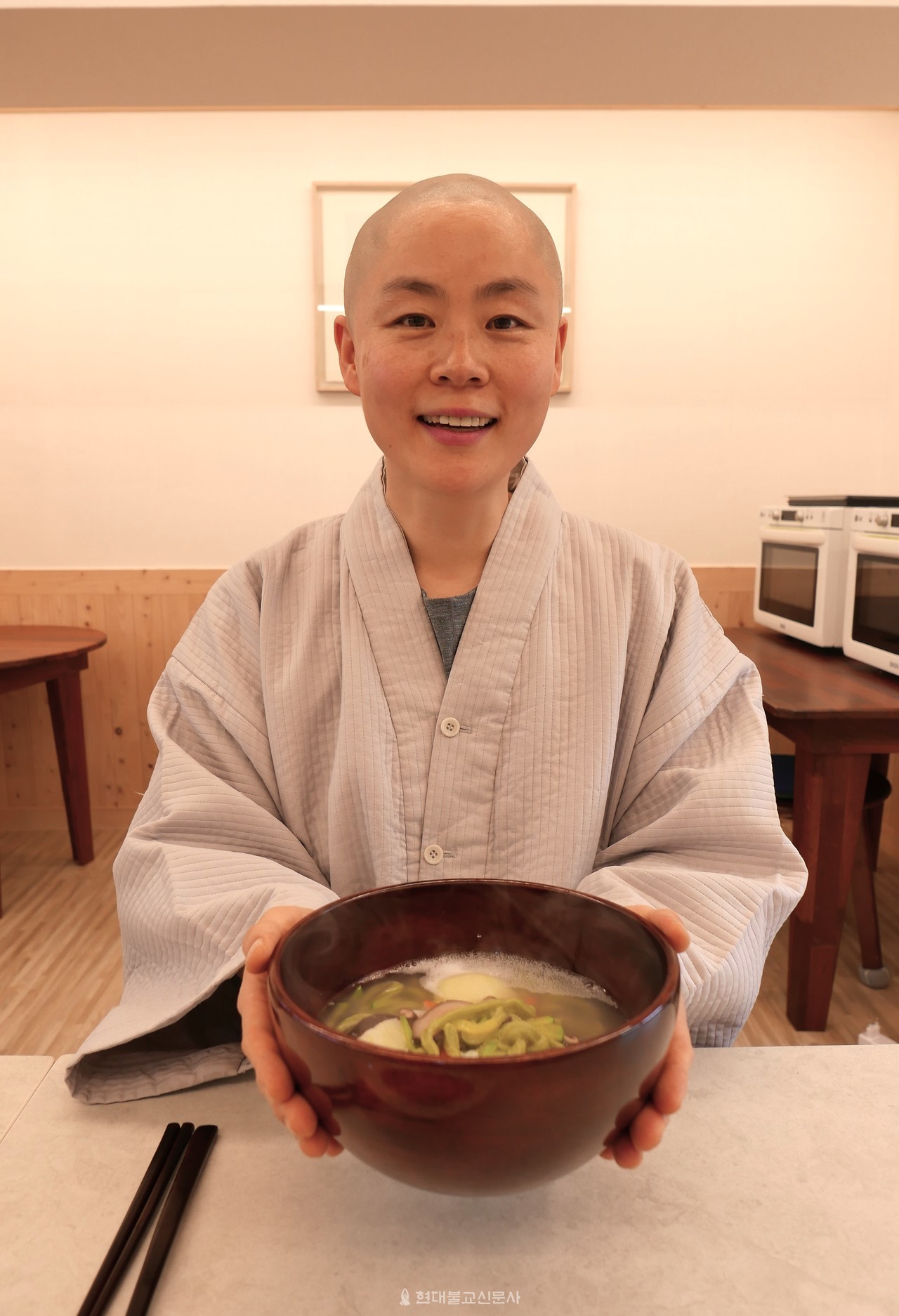 [사찰국수 기행 스님이 웃는다] 6 주호 스님의 쑥칼국수