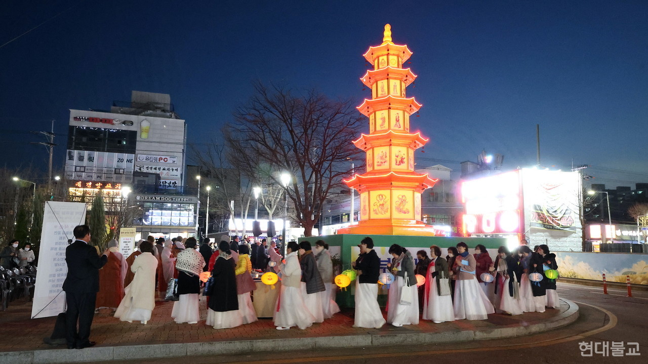 자비의 빛, 평택 하늘 밝히다… 평택불교사암연, 봉축탑 점등