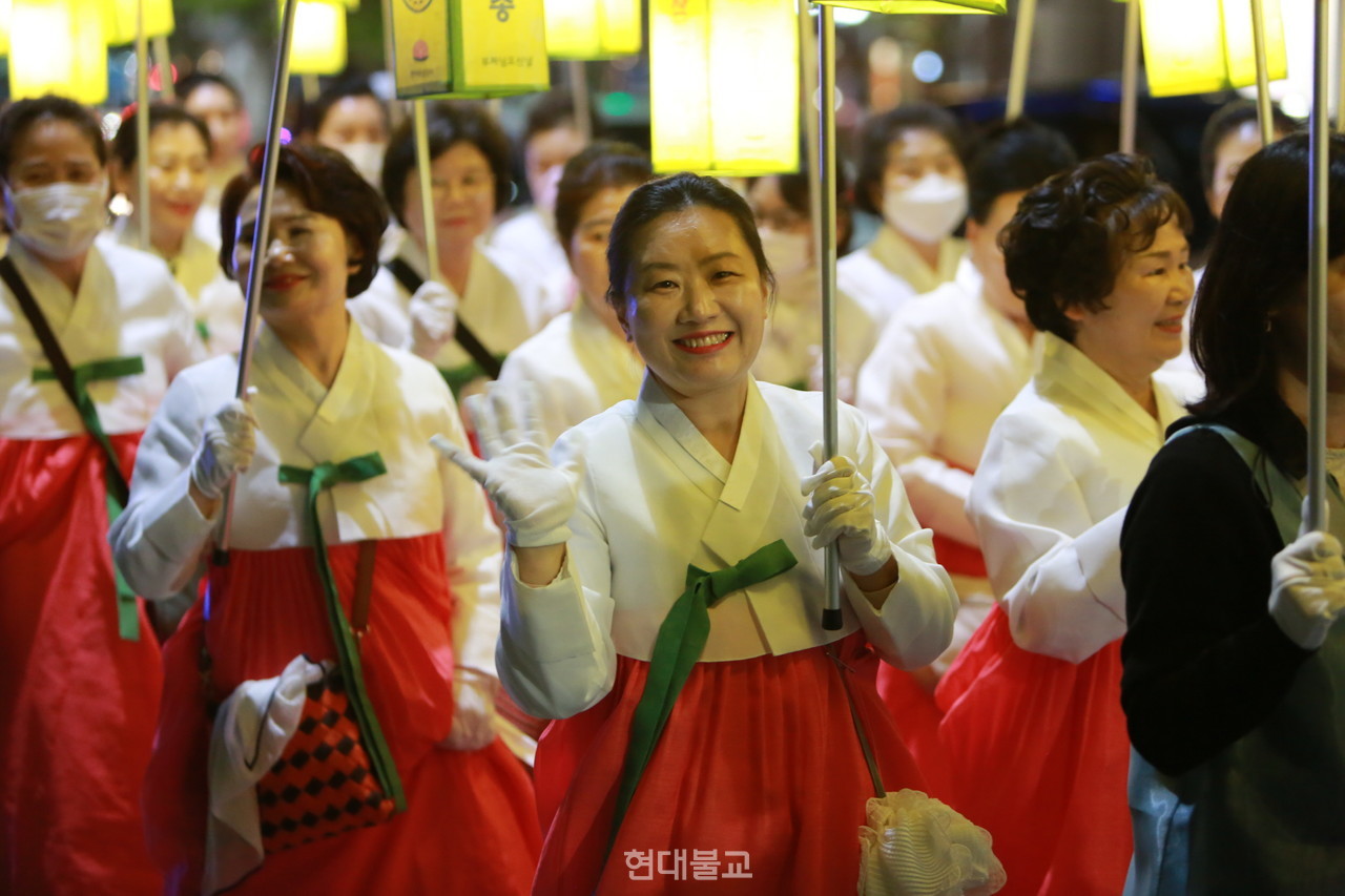 부산연등회, 등불의 행렬로 자비와 희망을 밝히다