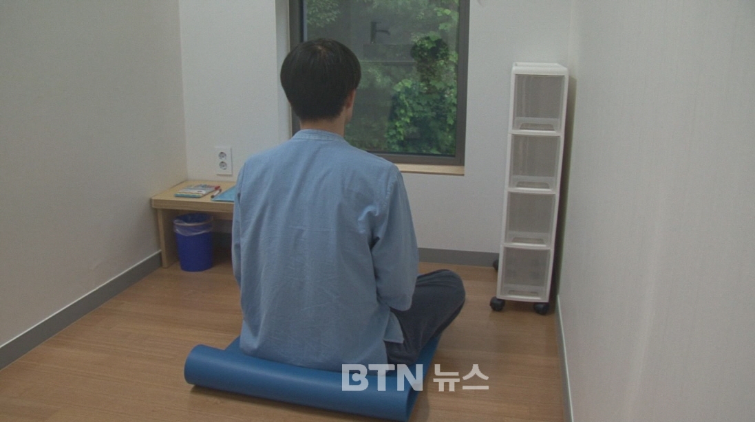 문 없는 방에서 마음의 문을 찾다