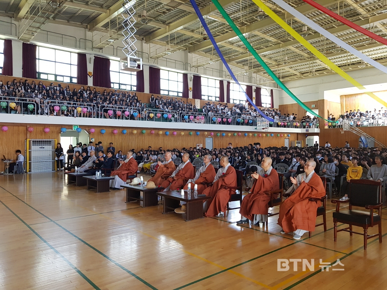 정광중고등학교 봉축기념식..새 이사장 덕문스님 장학금 전달