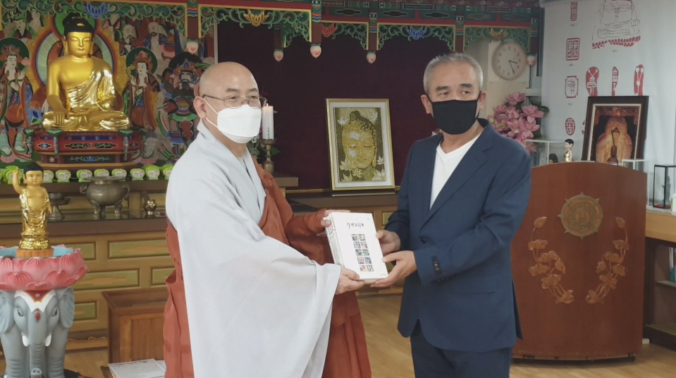 풍경소리, 해동중에 게시판과 도서 기증