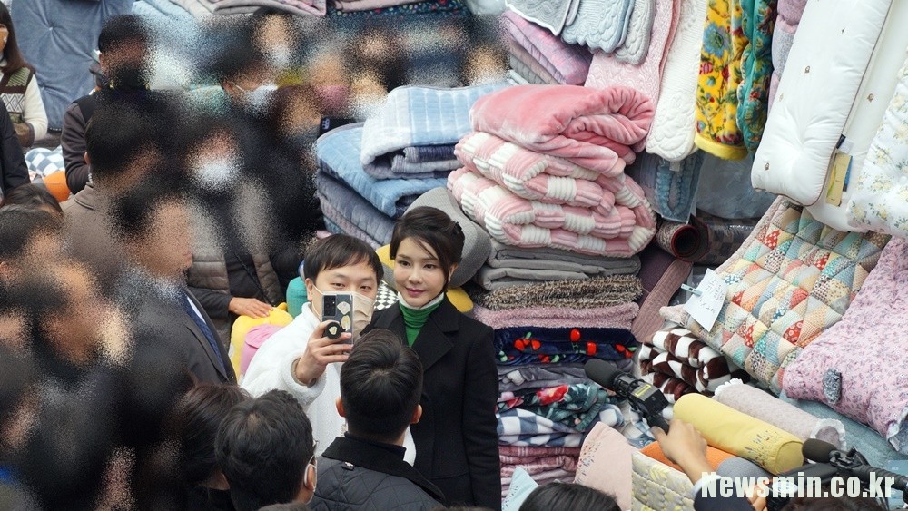 대구 서문시장 온 김건희···양말 300켤레 급식봉사 복지관 전달