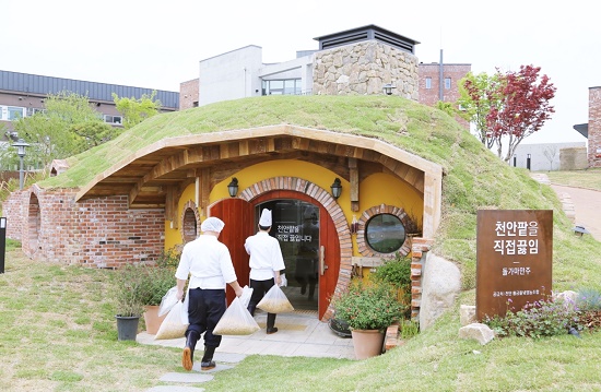 천안 뚜쥬르 빵마을, 동화속 분위기…화학첨가물‧냉동재료 No
