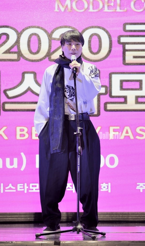 [포토뉴스] '2020 글로벌 K뷰티스타모델콘테스트',가수 김태곤  축하공연