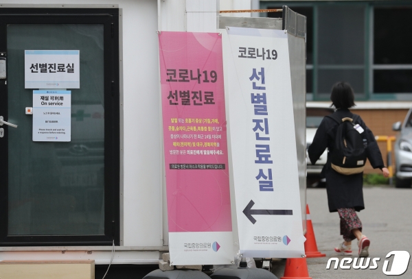 [속보] 방역당국, 주말에 클럽 등 밀집시설 방문 자제 요청