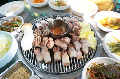 [맛가이버] 제주도 명물 흑돼지, 쫄깃한 식감을 위해 연탄초벌하는 서귀포 맛집은