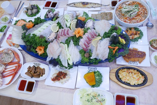 [맛가이버] 속초 맛집 왕건횟집, 다채로운 스끼다시와 싱싱한 활어회 제공해 눈길