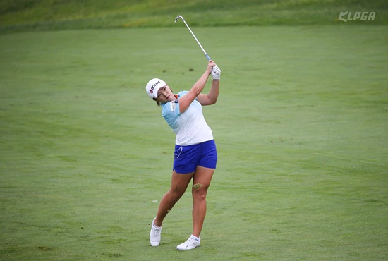 [KLPGA] 금호타이어오픈, 장하나 공동선두... 코스레코드 타이